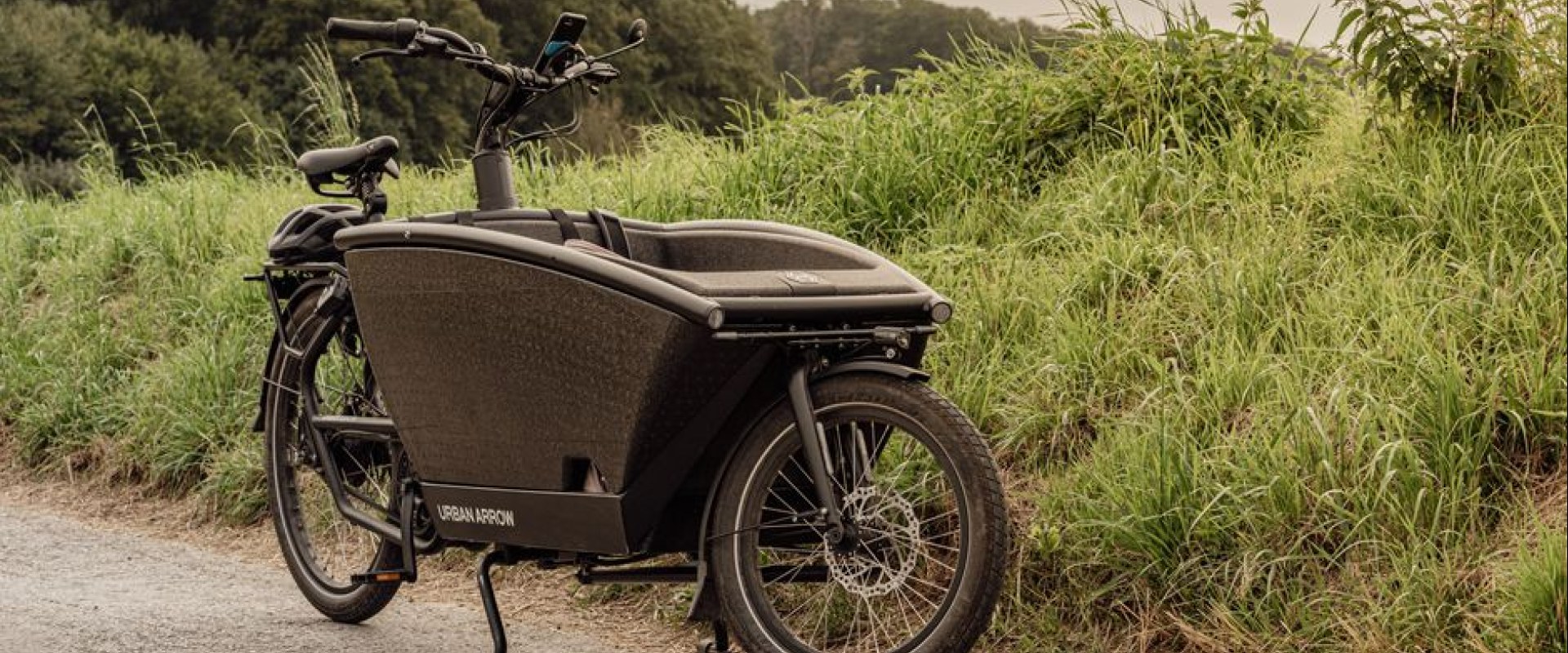 Famille heureuse sur vélos électriques dans les rues de Nîmes